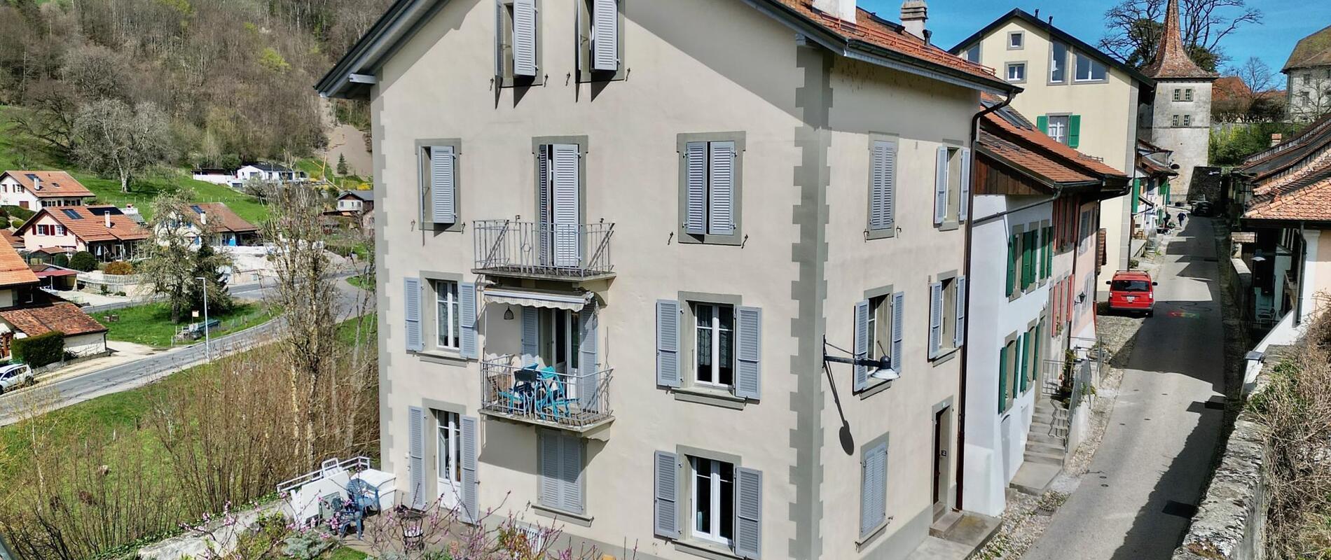 Charmant immeuble composé de 3 appartements loués, idéalement situé rue du bourg, au cœur de Moudon.