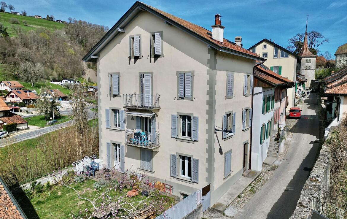 Charmant immeuble composé de 3 appartements loués, idéalement situé rue du bourg, au cœur de Moudon.