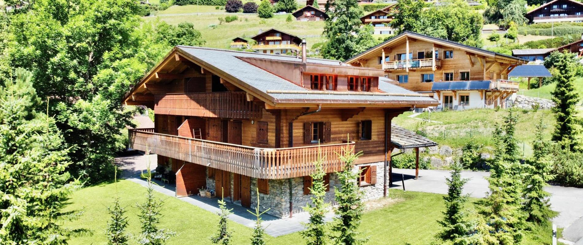 Beau chalet mitoyen de 6,5p avec SPA entièrement refait à neuf (piscine extérieure chauffée, jacuzzi, hammam), concierge et chauffeur avec navette privée